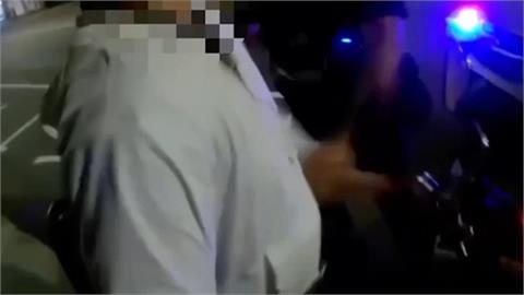 罪加一等！男闖紅燈不滿被開單　當街咆哮推警目擊民眾看傻眼