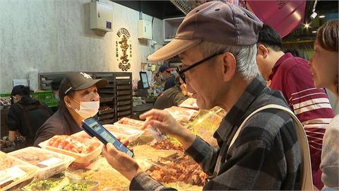 備戰圍爐夜! 南門市場七點湧人潮 排隊100公尺.民眾喊放棄