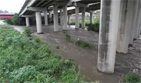 快新聞／暴雨襲台！烏溪暴漲　「釣客受困沙洲」驚險畫面曝光