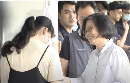 蔡英文久違現身「驚人1變化」太放飛！阿姨轉身反應嚇傻網笑：終於放下偶包