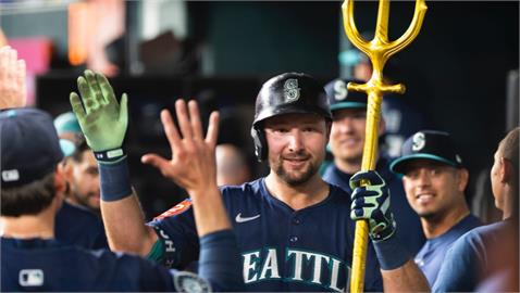 MLB(影)/這位捕手比法官還能打!西雅圖大卡車單場雙響砲 暫居全壘打王