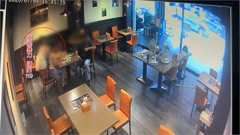 台中女赤腳衝店家稱「男友要打我」　業者當機立斷將自動門上鎖