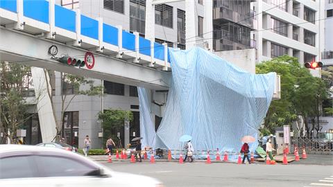獨家／新店拆陸橋沒放「禁入」告示　竟讓民眾冒險通行