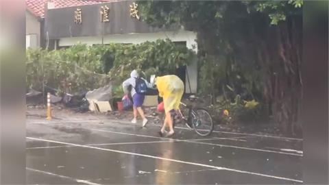 歸剛耶！宜蘭共伴效應風雨強　國中生冒雨上學險被吹倒