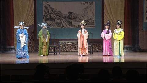 新北敬老獻藝登場　侯友宜敲鑼　3議員穿古裝粉墨登場