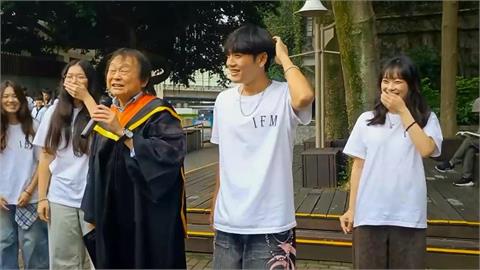 快新聞／王世堅變博士啦！唱〈沒出息〉學生嗨翻　喊受之點滴、湧泉以報