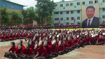 習近平訪印度 兩千學生戴習面具排字歡迎