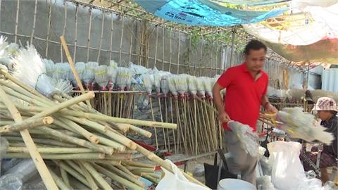 柬埔寨首都廢物再利用　寶特瓶化成條變身掃把