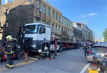 婦人過馬路遭曳引車捲車底不治　疑視線死角惹禍