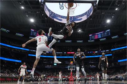 NBA(影)／這球非看不可！預約本季NBA最佳灌籃　夏普飛身單手狂野爆扣！