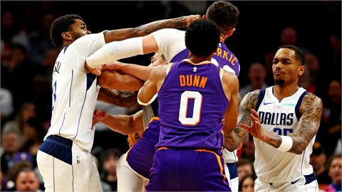 NBA(影)／太陽獨行俠大場面！3人「拳上」遭驅逐　厄文：罰款我付