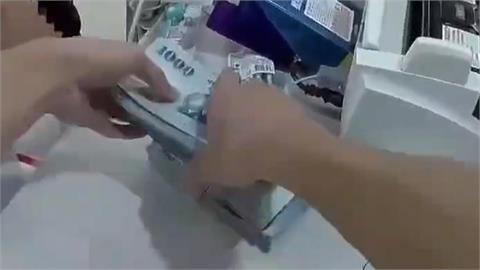 借用超商廁所赫見55萬多現鈔　原來是「他」遺落的