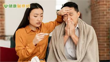 秋冬留意多重感染！疾管署籲：「左流右新」儘速接種　降低群聚風險