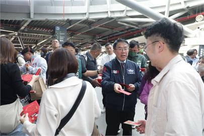 黃偉哲高鐵贈春聯 賀返鄉市民、遊客「蛇宓隆發」