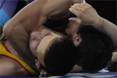 東奧／摔跤手遭壓制竟狠咬對方手臂「齒痕超深」！官方：非故意不罰