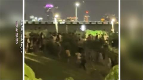 驚險！看大稻埕煙火違規穿越馬路　人車爭道險象環生
