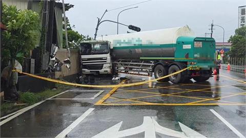 快新聞／嘉義曳引車左轉失控撞歪號誌桿！車體呈U字型畫面曝