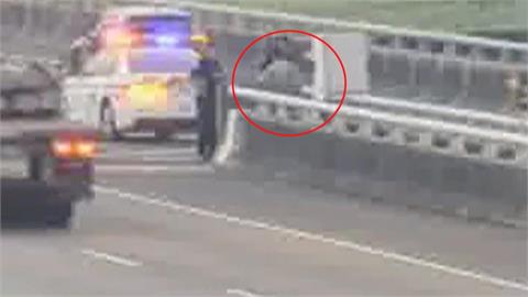 金錢糾紛？車內口角？　駕駛持刀劃傷乘客丟包國道上