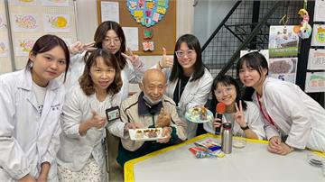 部桃舉辦全榖小學堂 長者DIY飯糰體驗健康飲食