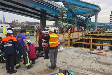 民權大橋改建工程意外　「車輛＋2乘客」墜河、其中1男命危