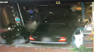快新聞／台南轎車「直衝民宅」嚇傻屋內祖孫 竟默默倒車開往警局投案