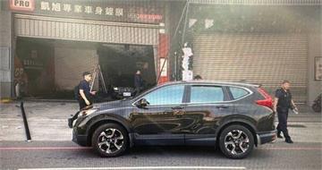 台南女駕駛變換車道釀連環撞！　騎士倒地3重機遭殃