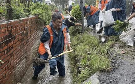 快新聞／何博文滿身泥巴雨中挖水溝　陳柏惟：國民黨卻在7月底慶功