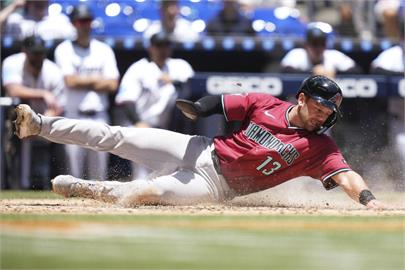 MLB(影)／卡仔好威！登響尾蛇「三冠王」　單場三盜、連十場敲安趕進度