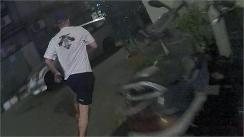 快新聞／通緝犯闖紅燈遇警攔查　落跑落水溝脫臼「痛到投降」