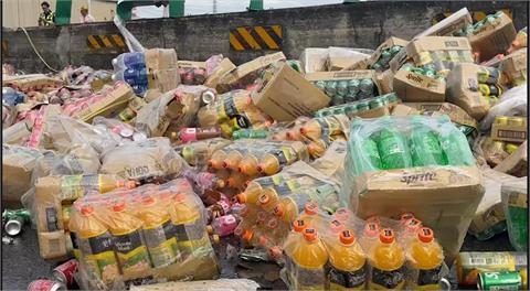 宜蘭飲料貨櫃車翻覆　價值50萬元果汁汽水翻落一地