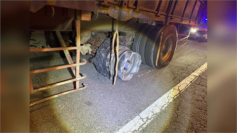 快新聞/國1彰化溪湖段聯結車爆胎釀29車追撞 胎皮脫落畫面曝