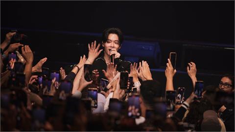 高爾宣開唱遭「黑衣人」上台突襲嚇傻！新手爸樂當「女兒傻瓜」突曝「下1步」