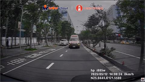 救護車鳴笛！　前方轎車為等行人通過「進對兩難」