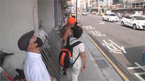 扯！彰化城區車站「奇觀」　學生烈日下席地坐等公車