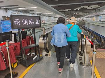 搭手扶梯別再告靠右站靠左走　站穩踏階！捷運宣導「雙邊站」