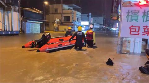 鳳凰颱風豪雨狂炸宜蘭蘇澳　水淹一層樓高汽車慘滅頂