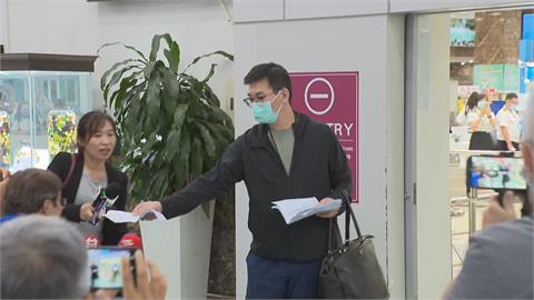 最新／趙建銘返台秀「沉默鐵證」？深夜現身機場　步出海關畫面曝