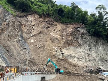 快新聞／雨彈接連來襲！力行產業道路「落石不斷」　今日起夜間預警性封路