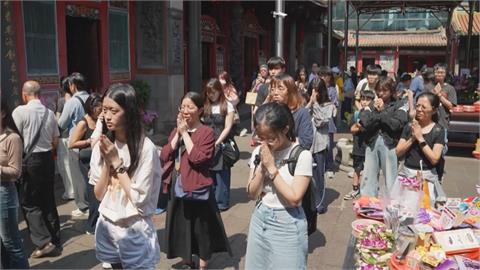 跪求11月BTS門票！　「阿米」齊聚武廟　帶甜食、周邊拜月老