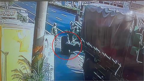 罕見！彰化「牽引式榴彈砲」爆胎　熱心民眾出動堆高機馳援