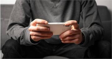 30歲男熬夜打遊戲突高燒！送醫陷昏迷險喪命　智力竟「退回3歲」