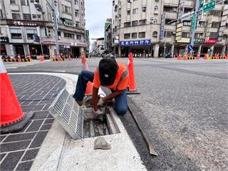 太離譜！水溝蓋下面是塑膠版　中市府否認忘記去除「是還沒驗收」