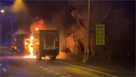 深夜火燒車！　國1三義段2貨車追撞　駕駛受困燒成焦屍