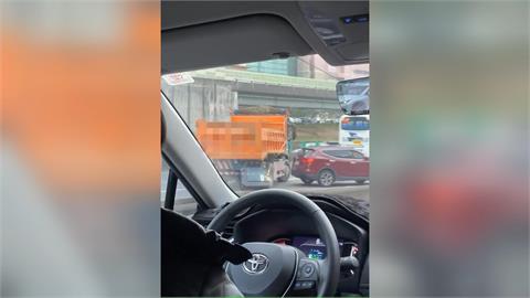 國道硬切「逼停砂石車」！暴怒男持球棒猛砸車窗