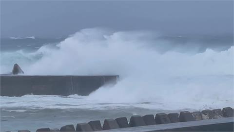 暴風圈逼近澎湖上千漁船進港避風　小琉球掀起4到5公尺巨浪