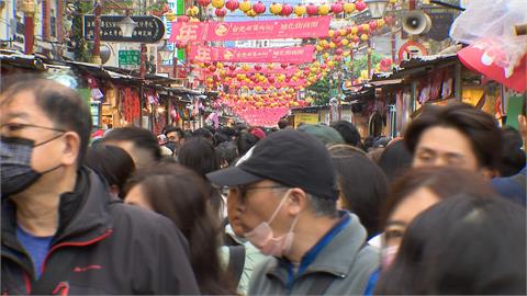 春節最後週末搶買年貨！　台北迪化街湧現大批人潮