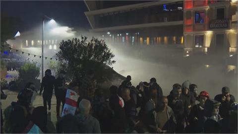 喬治亞選後爆警民衝突　群眾闖總統府抗議　警方水砲、催淚彈齊發
