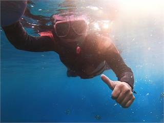 綠島浮潛天堂近在咫尺　專業潛水教練帶領走進瑰麗水中世界