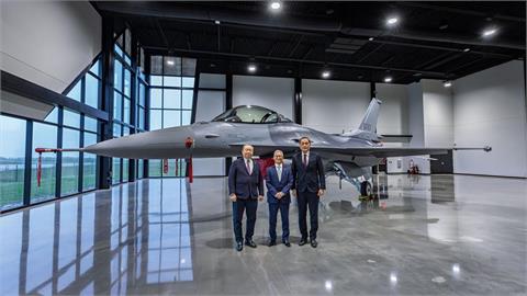 赴美見證首架F-16 BLK70戰機完成！國防部曝：最快今年交機