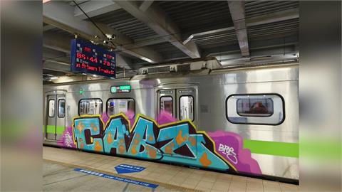 快新聞/列車變「街頭畫布」?台鐵車廂遭噴漆塗鴉 警方:最重可處7年徒刑